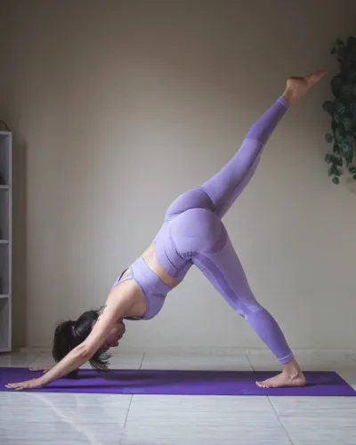 Mulher praticando yoga em paz