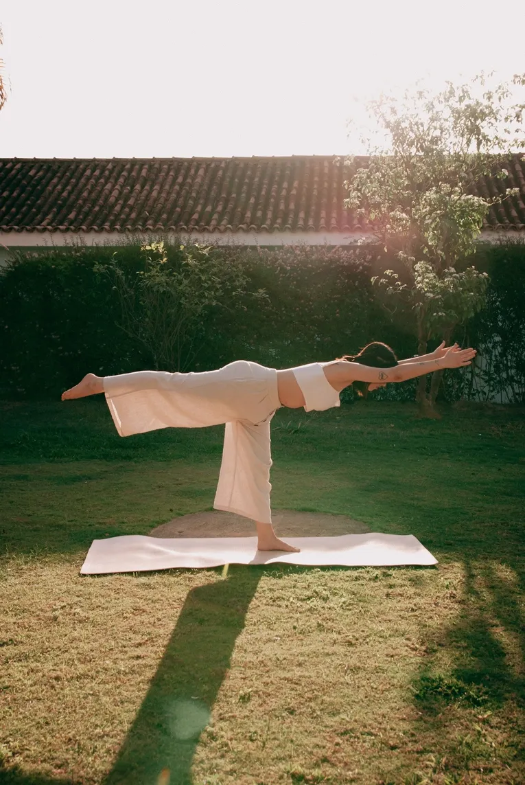 Bárbara Ramana praticando yoga