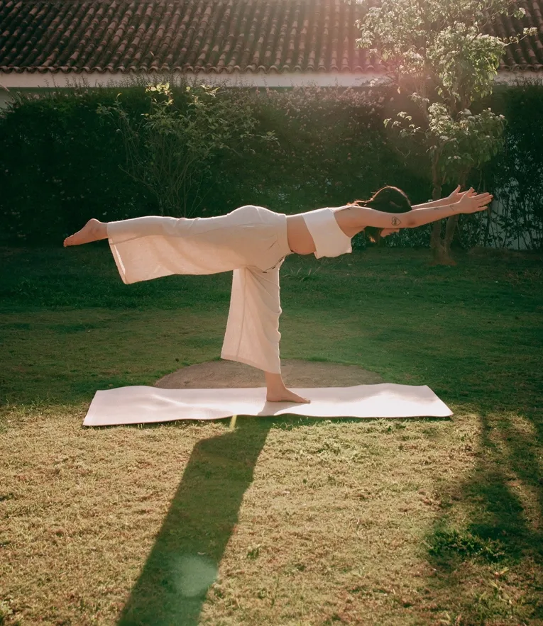Bárbara Ramana praticando yoga