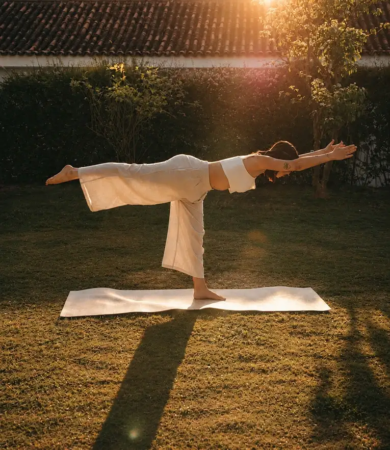 Bárbara Ramana praticando yoga