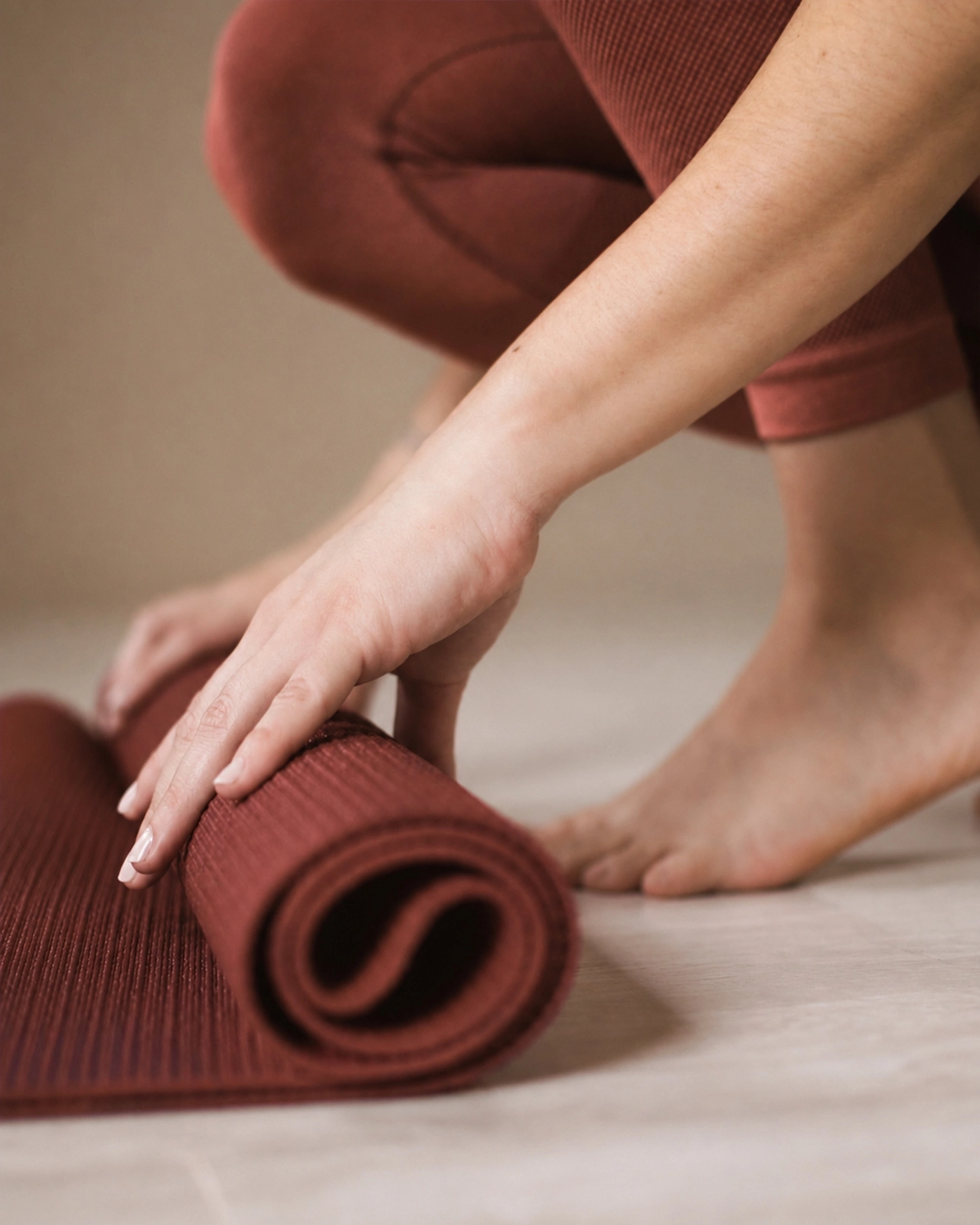 Prática de yoga em sala iluminada