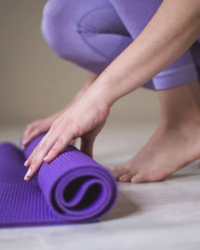 Prática de yoga em sala iluminada